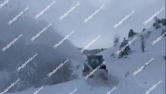 Moti i keq, bllokohet nga reshjet e dëborës rruga Shtyllë-Panarit në Korçë