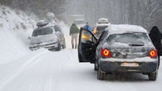 Reshjet e dendura të dëborës në Kosovë dhe Mal të Zi, mbyllet një pikë kufitare