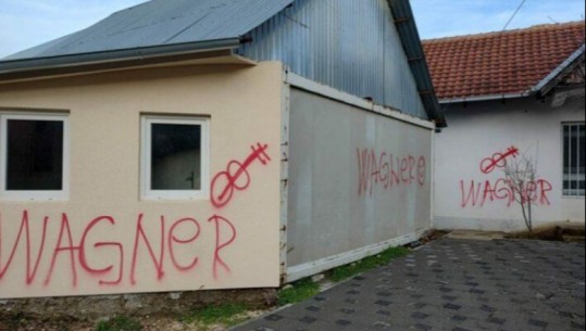 Mbishkrimet ‘Wagner’ në muret e tabelat në veri të Kosovës, nisin hetimet