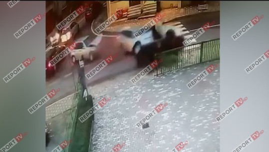 Report Tv siguron VIDEON nga aksidenti i frikshëm në Lezhë, të 3 makinat në gabim, qytetarët vrapojnë të ndihmojnë