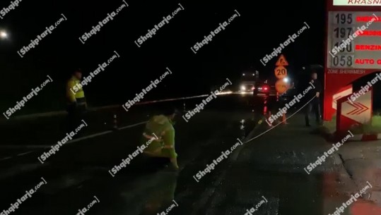 Aksident i rëndë në Elbasan, makina përplas për vdekje 20 vjeçarin! Drejtuesi i automjetit largohet nga vendngjarja (VIDEO)