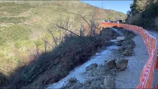 Shembet nga erozioni rruga në Selenicë, 200 banorë drejt izolimit: E rrezikshme, aksi lidh 8 fshatra! Inxhinieri i firmës: S’ka vendim për ndërhyrjen