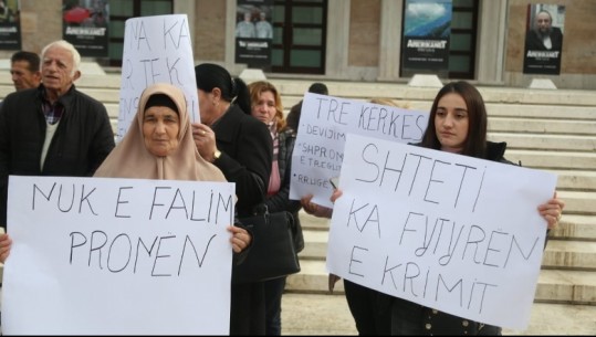 Preken nga aksi Thumanë-Kashar, banorët e Bërxullës në protestë para kryeministrisë: Do të vetëflijohemi! Shteti t'i vërë gishtin kokës, s'kemi asnjë përgjigje 