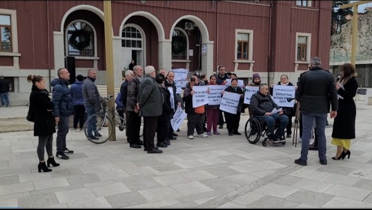 Personat me aftësi të kufizuar protestojnë para bashkisë Durrës: Nuk na japin listëpagesat, i kërkojmë prej vitesh 