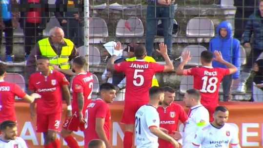 VIDEO/ Rikthehet dhuna në futbollin shqiptar, mbrojtësi i Vllaznisë goditet me send të fortë pas koke
