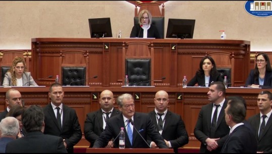 Kërkon diskutimin e çështjes së agjentit të FBI, Berisha bllokon foltoren e Kuvendit