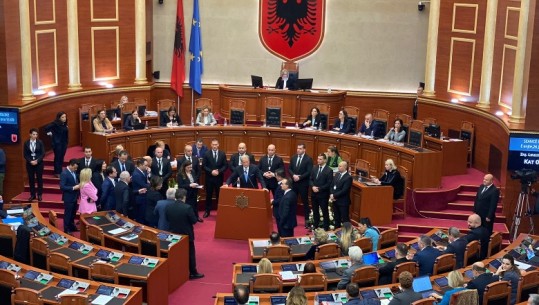 VIDEO/ Kaos në Kuvend, Berisha bllokon foltoren: Të flasim për skandalin në SHBA! Balla: Do të heqë vëmendjen nga Shkëlzeni në SPAK! Alibeaj: Kërkojmë shkarkimin e Nikollës