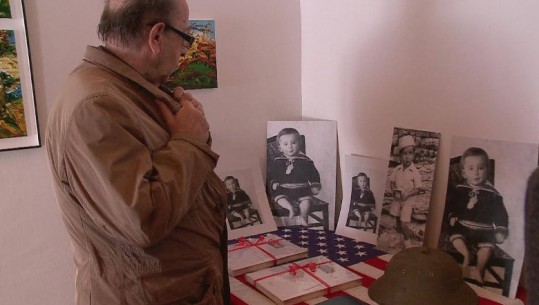 Ismail Kadare feston sot ditëlindjen, rikthehet në ish-shtëpinë e tij, duke parë fotot e fëmijërisë! Politikanët ‘kartolina’ me urime