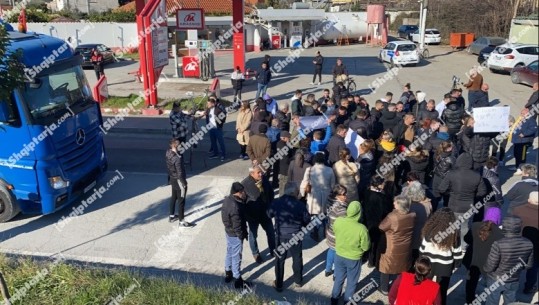 Unaza e Elbasanit kthehet në burim aksidentesh, banorët ngrihen në protestë! Bllokojnë rrugën: Ecin makinat me shpejtësi skëterrë