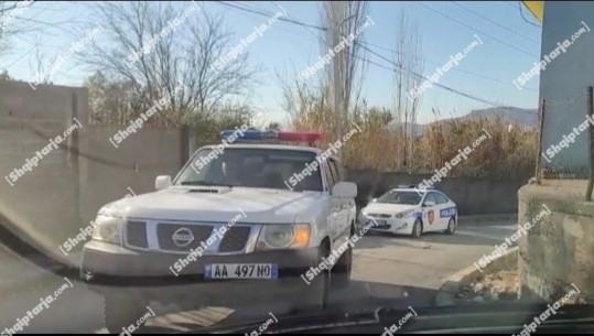 Banorët bllokuan rrugën në shenjë protestë për mbikalimet në Unazën e Elbasanit, policia kontroll nëpër banesa për t'i shoqëruar