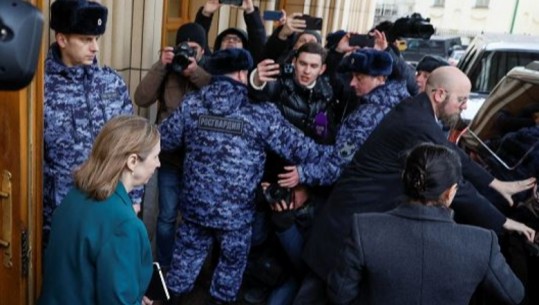 Lufta në Ukrainë/ Ambasadorja e re e SHBA-së në Rusi u sulmua nga protestuesit pro Kremlini