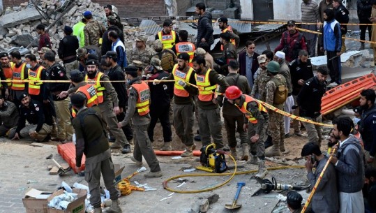 Shkon në 92 numri i të vdekurve nga shpërthimi në një xhami në Pakistan, në vend flitet për ‘krizën e sigurisë kombëtare’