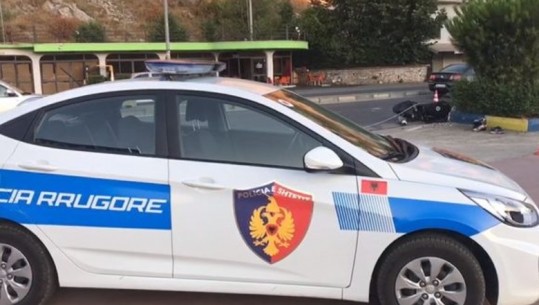 Përplasi me makinë të miturin dhe tentoi të largohej nga vendngjarja, policia arreston 53 vjeçarin në Vlorë