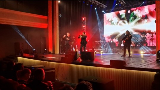 Grupi italian i viteve ’80 ‘Ricchi e Poveri’ performojnë në Vlorë, këngëtarët italianë dhurojnë një shfaqje fantastike