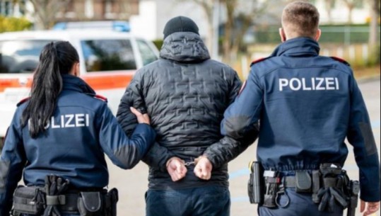 Arrestohet avokati shqiptar në Vjenë! Plagosi me thikë pas shpine një 30-vjecar