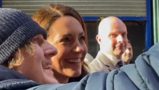 VIDEO/Reagimi i Kate Middleton kur iu kërkua të bënte një “selfie” po bëhet viral