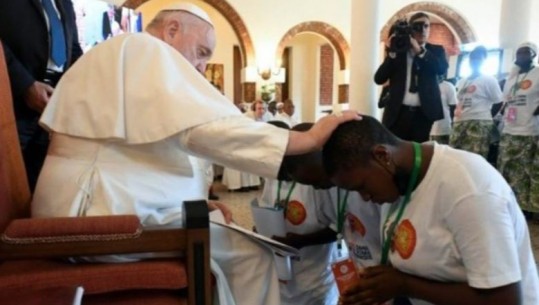 Afrikë/ Rrëfimi tronditës para Papa Françeskut: Më kanë përdhunuar dhe më detyruan të ha mish njeriu