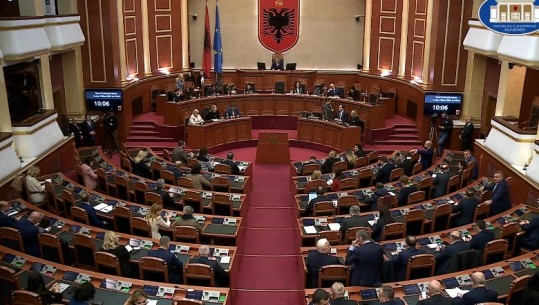 Bllokuan foltoren dhe krijuan kaos në Kuvend, PS kërkesë Nikollës për përjashtimin e 8 deputetëve të PD