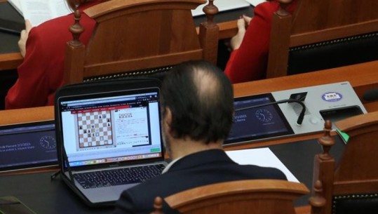 FOTO-LAJM: Deputeti i PS-së kapet 'mat' duke luajtur shah në Kuvend