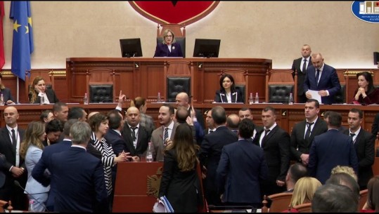Salianji merr shembull nga Berisha, futet ‘live’ në Facebook nga Kuvendi