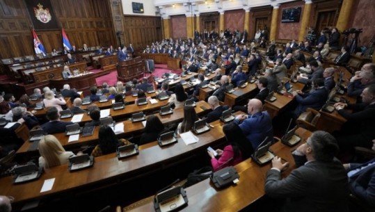 Opozita e quan ‘tradhtar’ Vuçiç, konfliktohen fizikisht deputetët në Serbi! Presidenti: S’guxoj ta prezantoj të plotë planin franko-gjerman