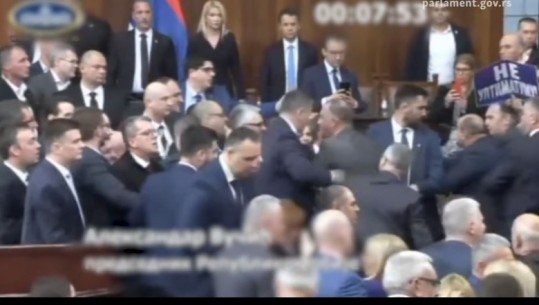 VIDEO /Kaos në Kuvendin e Serbisë, deputetët pëplasen fizikisht, opozita mesazh Vuçiç: Nuk heqim dorë nga Kosova