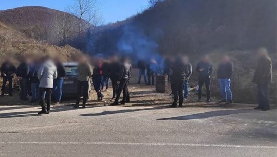 Serbët lokalë bllokojnë rrugën që të çon në Leposaviq, kundërshtojnë vendimin e autoriteteve për ndërtimin e bazës së re kufitare