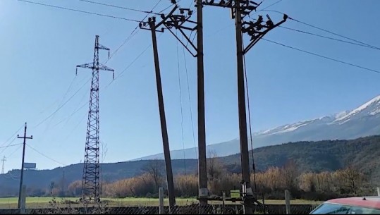 Dëmtohen shtyllat në Gjirokastër, banorët e Cepos pa drita: Fiken herë pas here! Na digjen pajisjet elektro-shtëpiake prej luhatjeve të tensionit