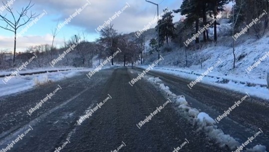 Reshjet e dëborës në Korçë, 300 familje në zonat e thella malore mbeten pa energji elekrike 
