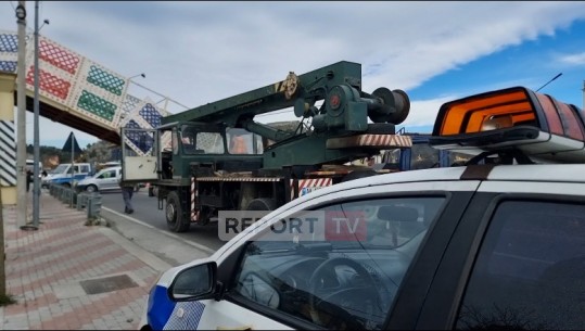 VIDEO/ Kamioni që transportonte eskavatorin përplaset me mbikalimin në Shkodër! Bllokohet rruga në lagjen 'Bahçallëk', arrestohet shoferi 60 vjeçar