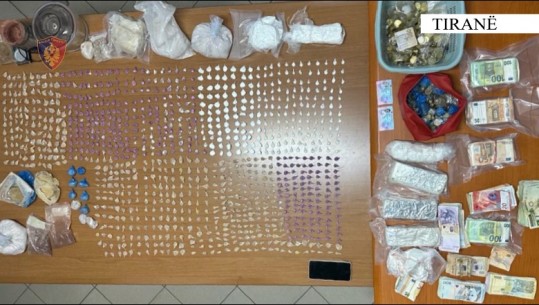 VIDEO/Shkatërrohet grupi kriminal në Tiranë, drejtohej nga një 40-vjeçare! Arrestohet me 3 bashkëpunëtorët! Sekuestrohen 6 kg kokainë e heroinë, 83.555 euro dhe 420 mijë lekë