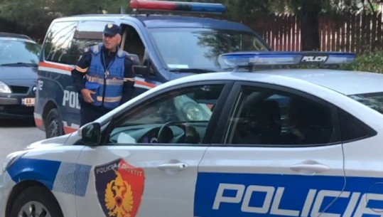 Tiranë/ Drejtonin mjetin në gjendje të dehur, vihen në pranga 5 persona