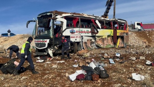 Aksident i rëndë në Turqi, shoferi i autobusit humb kontrollin, 8 të vdekur dhe 35 të plagosur