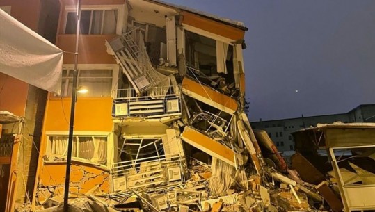 25-vjeçari rrëfen tmerrin që ka përjetuar nga tërmeti në Turqi: Pesë ndërtesa mu shembën para syve