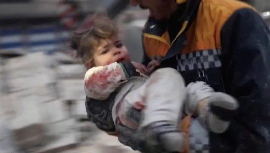 Tërmeti shkatërrues në Siri, momenti kur një fëmijë shpëtohet nga rrënojat