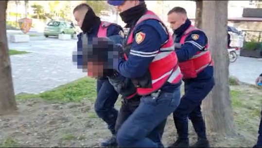 Tentoi të vriste një person me kallashnikov pas një sherri, në pranga 31-vjeçari në Vlorë! Kërkohej për plagosjen e ish-gruas (VIDEO)