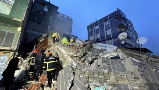 E trishtë në Turqi/ Qytetarja e bllokuar nën rrënoja pas tërmetit, publikon video në rrjetet sociale dhe kërkon ndihmë
