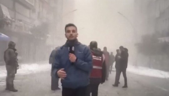 VIDEO/ Gazetari po raportonte live në Turqi, momenti kur toka dhe pallatet që e rrethonin u lëkundën sërish
