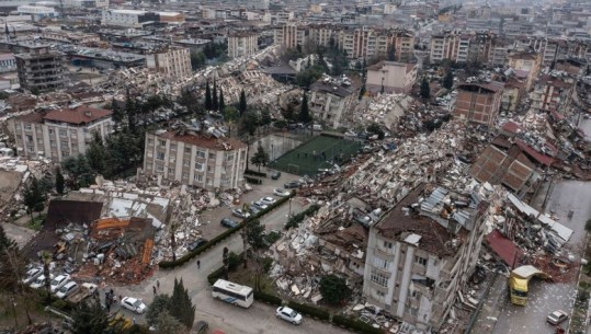 FOTOLAJM/ Tërmeti i fuqishëm në Turqi, pamje apokaliptike