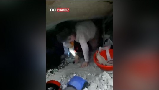 VIDEO/ Tërmeti në Turqi, momenti kur fëmija del shëndoshë e mirë nga rrënojat