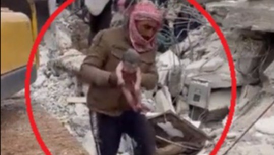 VIDEO rrëqethëse! Nëna nën rrënojat e tërmetit sjell në jetë foshnjën, por vetë vdes! Qytetari merr të sapolindurin në duar 