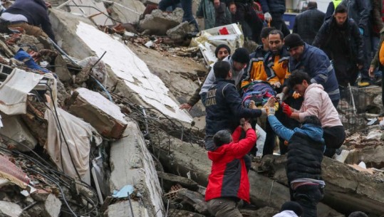 Tërmeti tragjik, mbi 7,800 njerëz janë shpëtuar nga rrënojat në Turqi