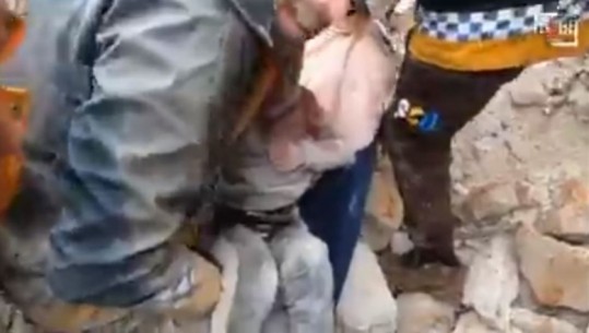 Siri, pamjet e shpëtimit të një fëmije në Aleppo nga rrënojat! I kishte mbetur vetëm një këmbë jashtë (VIDEO)