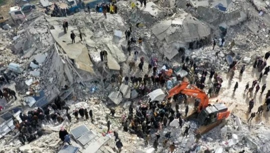 LIVE-  ‘Jam ende gjallë’, ‘Eja të më shpëtosh’, nga rrënojat vijnë thirrjet për ndihmë! Mbi 7000 viktima! Qyteti sirian bombardohet pas tërmetit
