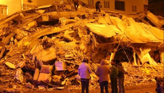Studenti rrëfen tmerrin nga tërmeti në Turqi: Ndërtesat po dridheshin sikur të ishin pushtuar nga shpirtrat e këqinj! Disa njerëz janë pa këpucë