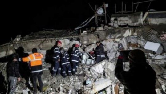 VIDEO/ Shpëton 60-vjeçarja në Turqi, nxirret pas 166 orësh nga rrënojat