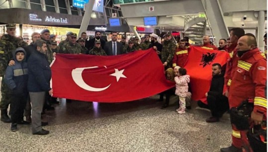Rama publikon foton: Mbërrin në Turqi skuadra shqiptare e kërkim-shpëtimit