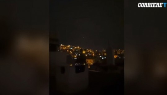VIDEOLAJM/ Në momentin e tërmetit në Turqi, qielli ndriçohet nga vetëtimat