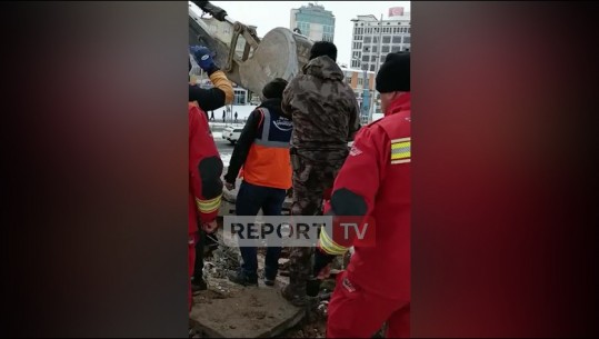 Pamje EKSKLUZIVE/ Ekipi shqiptar i kërkim-shpëtimit mbërrin në Turqi, momenti kur gjendet një trup nën rrënoja