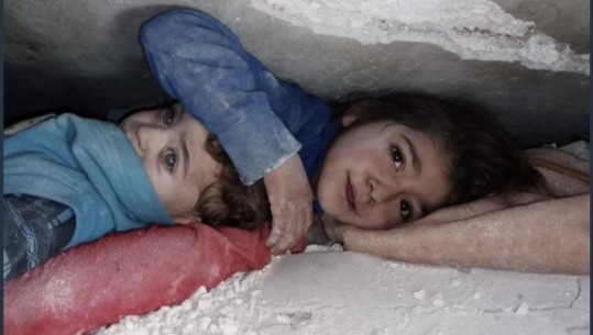 VIDEOJA më prekëse nga tërmeti në Siri! Momenti që tregon se sa dhimbje mund te durojë një motër për vëllanë e saj 
